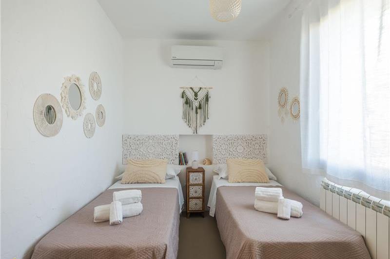 4 bedroom villa with infinity pool, Alcamo, sleeps 6-8