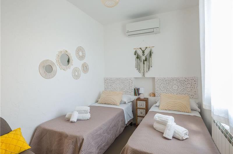 4 bedroom villa with infinity pool, Alcamo, sleeps 6-8