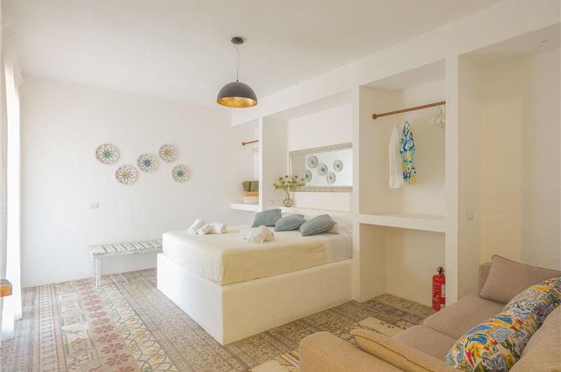 4 bedroom villa with infinity pool, Alcamo, sleeps 6-8