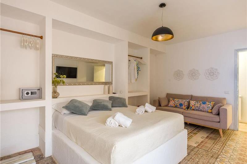 4 bedroom villa with infinity pool, Alcamo, sleeps 6-8