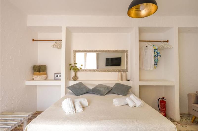 4 bedroom villa with infinity pool, Alcamo, sleeps 6-8