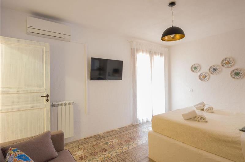 4 bedroom villa with infinity pool, Alcamo, sleeps 6-8