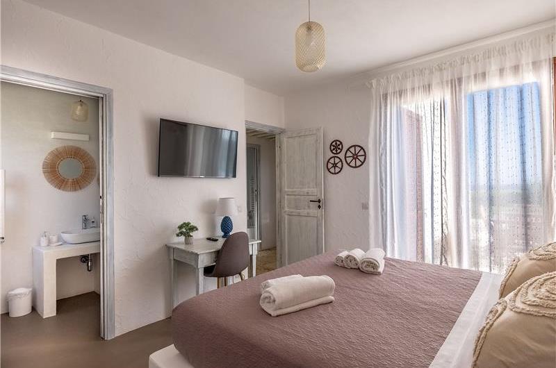 4 bedroom villa with infinity pool, Alcamo, sleeps 6-8