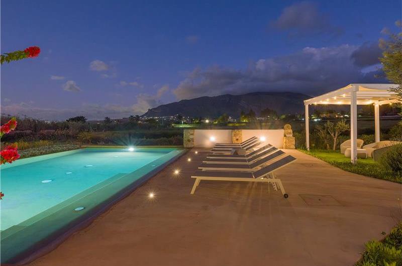 4 bedroom villa with infinity pool, Alcamo, sleeps 6-8