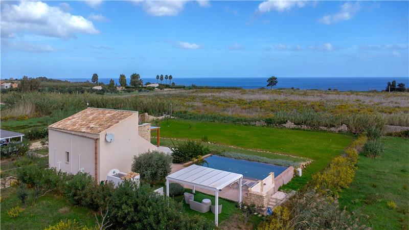 4 bedroom villa with infinity pool, Alcamo, sleeps 6-8