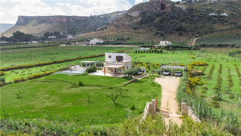 4 bedroom villa with infinity pool, Alcamo, sleeps 6-8