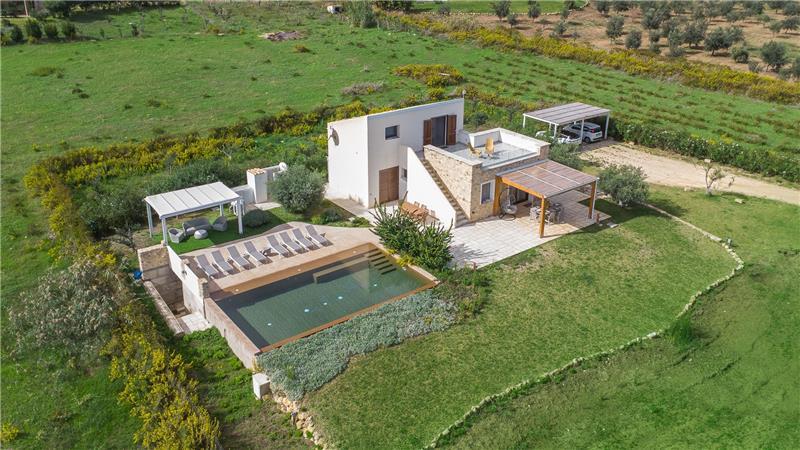 4 bedroom villa with infinity pool, Alcamo, sleeps 6-8