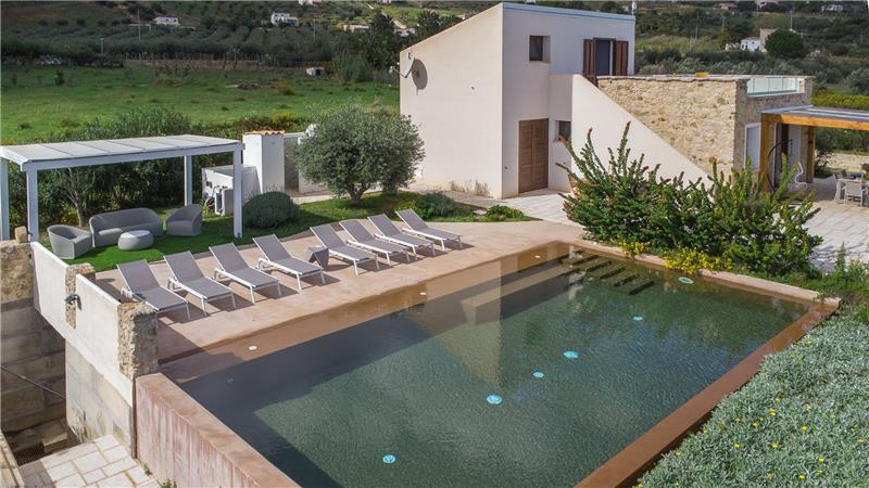 4 bedroom villa with infinity pool, Alcamo, sleeps 6-8