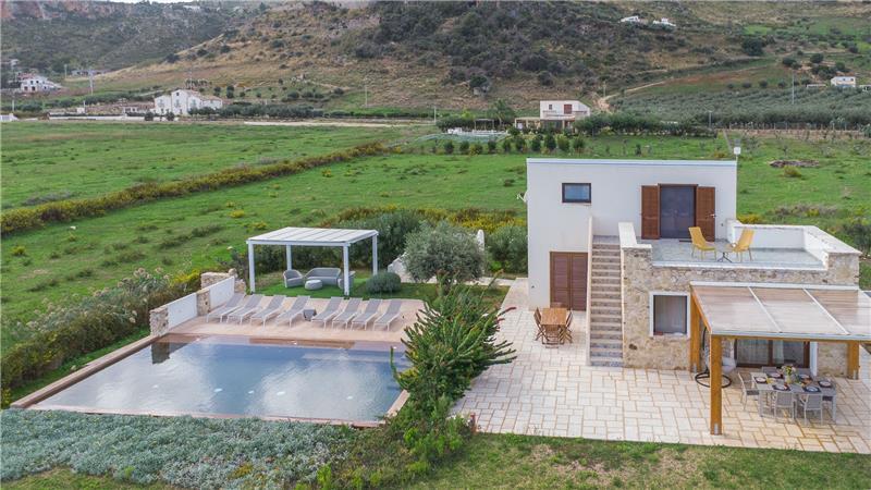 4 bedroom villa with infinity pool, Alcamo, sleeps 6-8