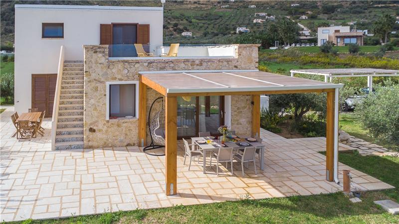 4 bedroom villa with infinity pool, Alcamo, sleeps 6-8