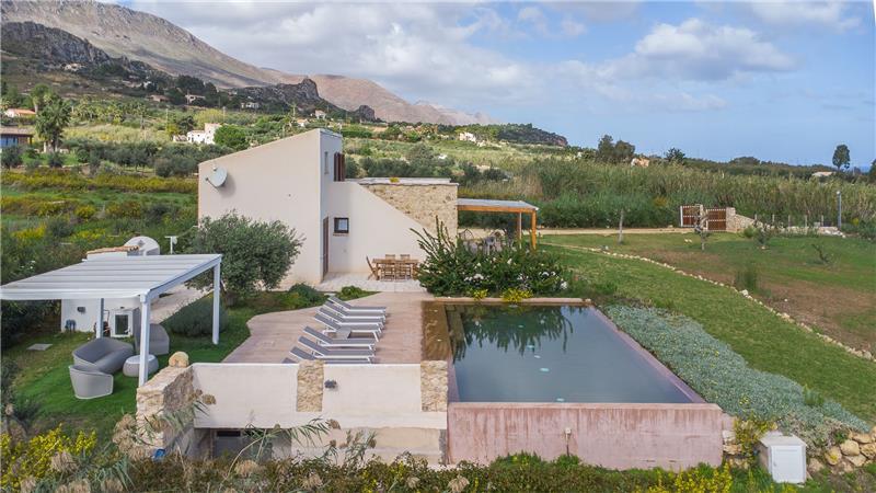 4 bedroom villa with infinity pool, Alcamo, sleeps 6-8