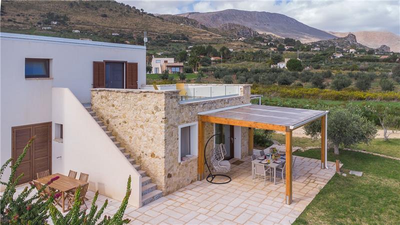 4 bedroom villa with infinity pool, Alcamo, sleeps 6-8