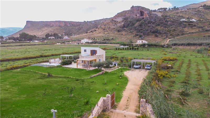 4 bedroom villa with infinity pool, Alcamo, sleeps 6-8