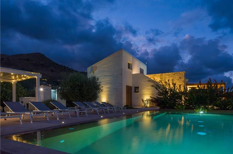 4 bedroom villa with infinity pool, Alcamo, sleeps 6-8