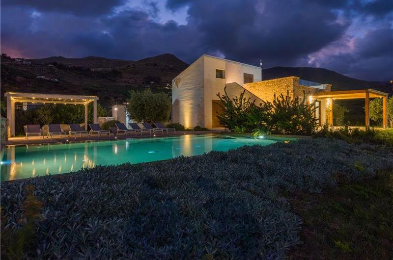4 bedroom villa with infinity pool, Alcamo, sleeps 6-8