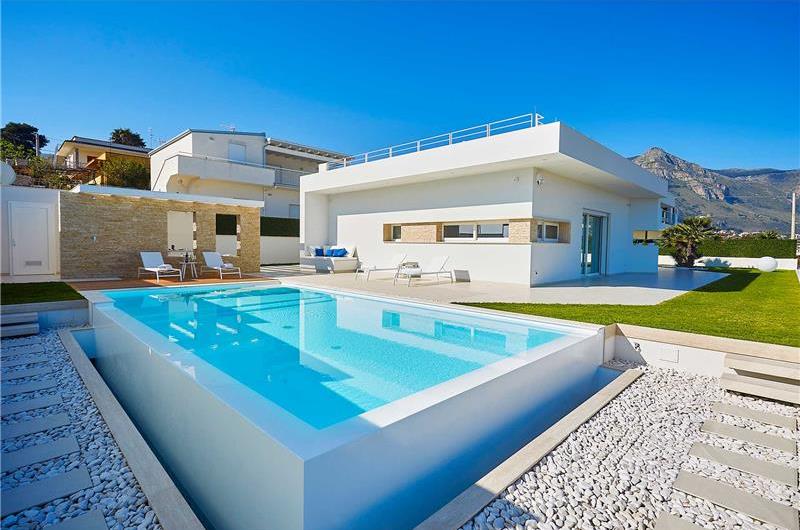 3 bedroom villa with pool & sea views, Alcamo Marina, sleeps 6-7