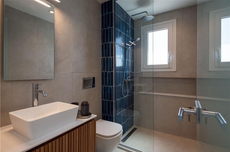 3 bedroom villa with pool & sea views, near Palaiokastrítsa, sleeps 6