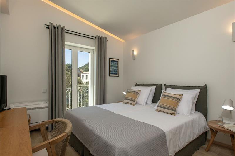 3 bedroom villa with pool & sea views, near Palaiokastrítsa, sleeps 6