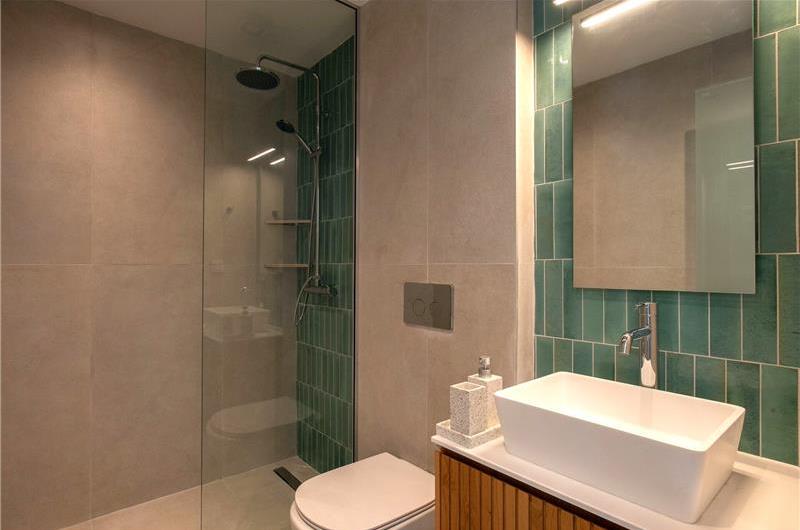 3 bedroom villa with pool & sea views, near Palaiokastrítsa, sleeps 6