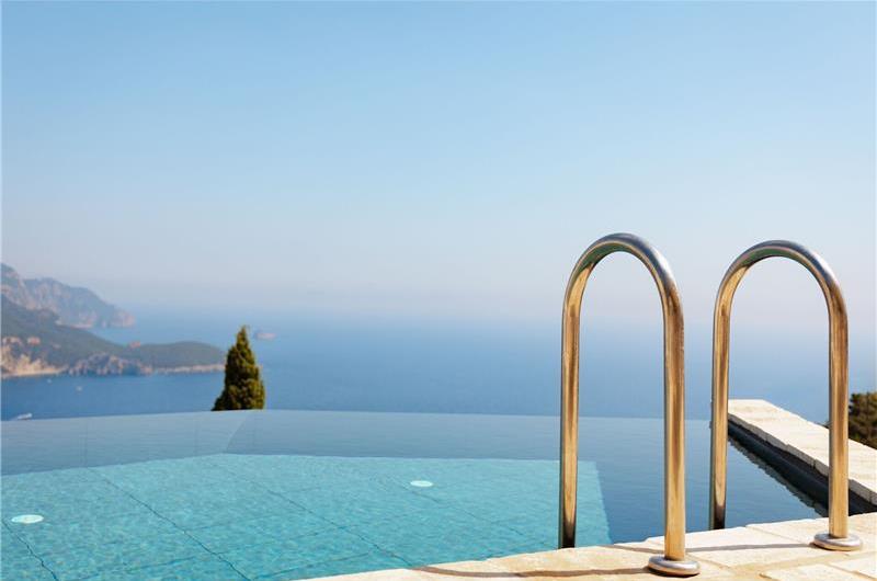 3 bedroom villa with pool & sea views, near Palaiokastrítsa, sleeps 6