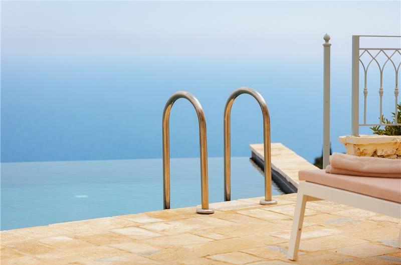 3 bedroom villa with pool & sea views, near Palaiokastrítsa, sleeps 6