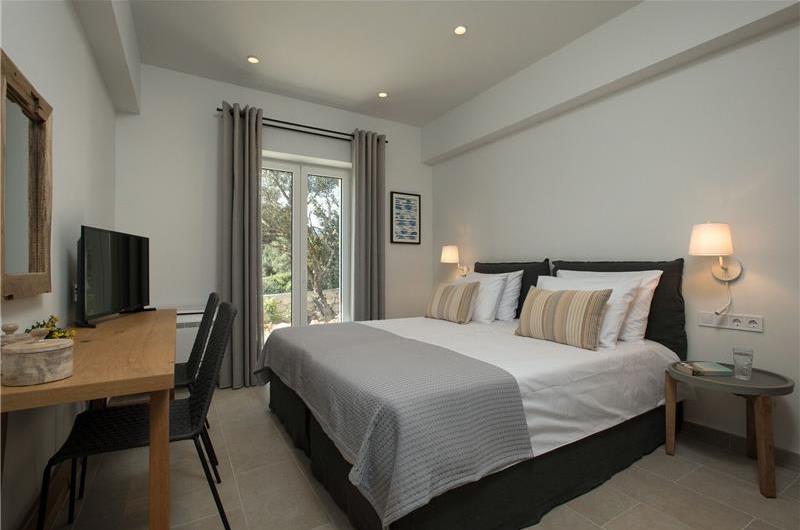 3 bedroom villa with pool & sea views, near Palaiokastrítsa, sleeps 6