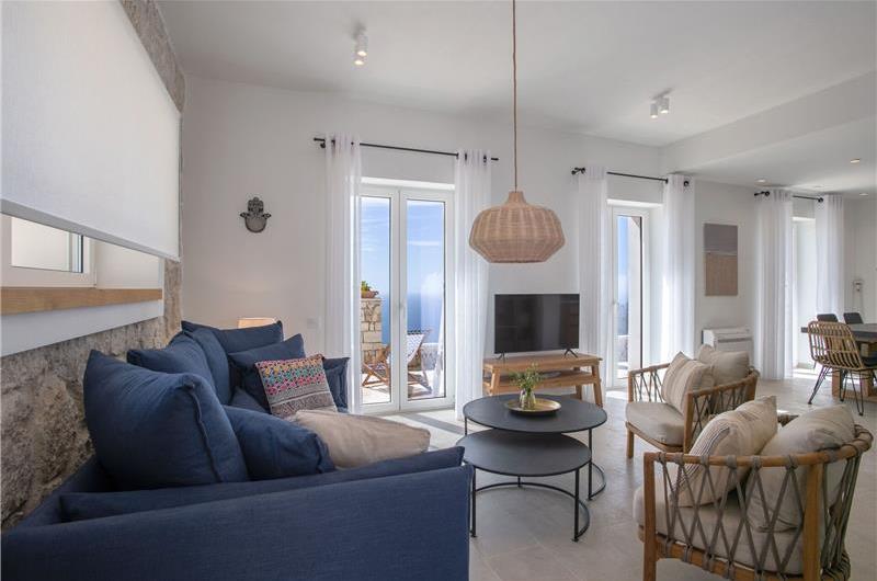 3 bedroom villa with pool & sea views, near Palaiokastrítsa, sleeps 6