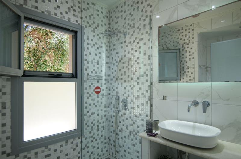 3 bedroom villa with pool & sea views, Agios Mathaios, sleeps 6