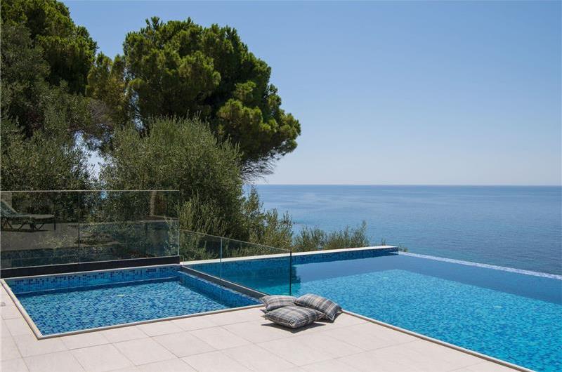 3 bedroom villa with pool & sea views, Agios Mathaios, sleeps 6