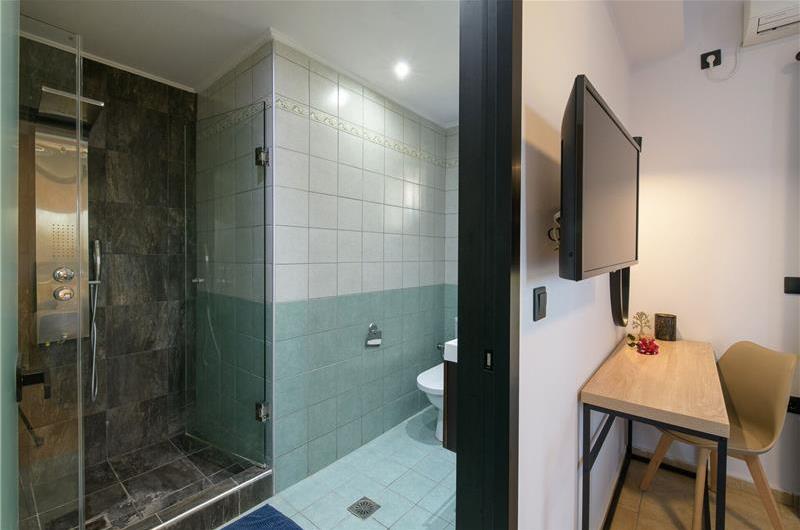 4 bedroom villa with pool, Chalikounas, sleeps 8