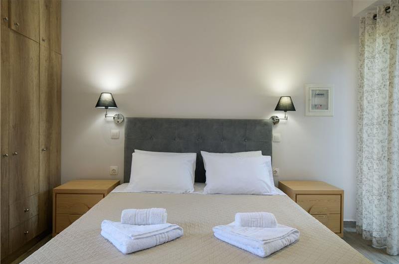 4 bedroom villa with pool, Chalikounas, sleeps 8