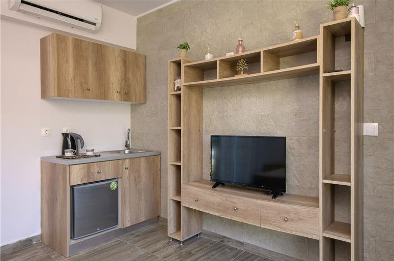 4 bedroom villa with pool, Chalikounas, sleeps 8