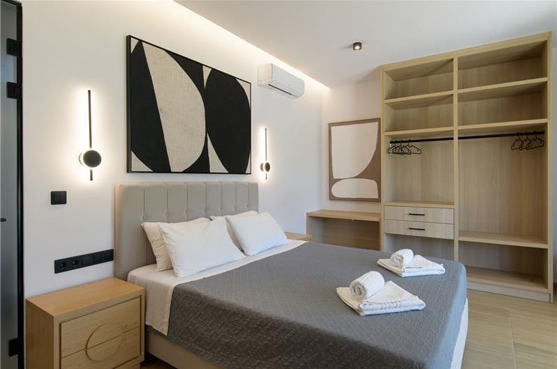 4 bedroom villa with pool, Chalikounas, sleeps 8