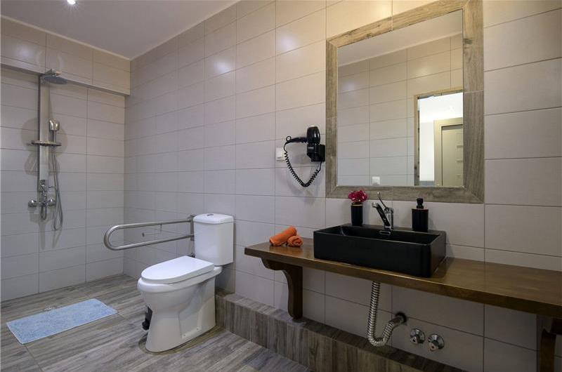 4 bedroom villa with pool, Chalikounas, sleeps 8