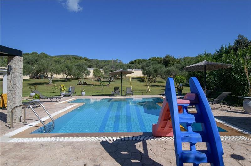 4 bedroom villa with pool, Chalikounas, sleeps 8
