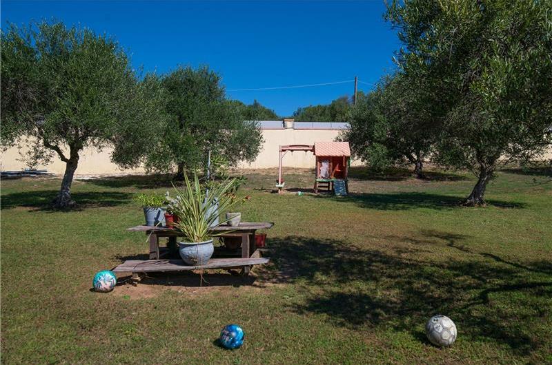 4 bedroom villa with pool, Chalikounas, sleeps 8