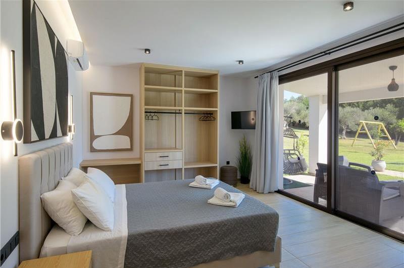 4 bedroom villa with pool, Chalikounas, sleeps 8