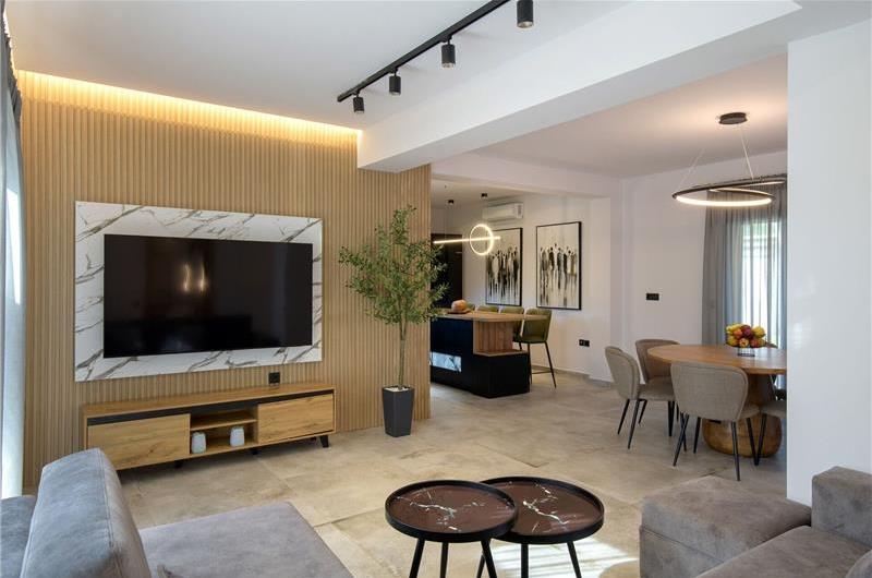 4 bedroom villa with pool, Chalikounas, sleeps 8