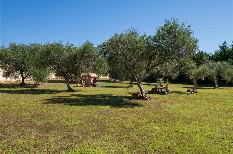 4 bedroom villa with pool, Chalikounas, sleeps 8