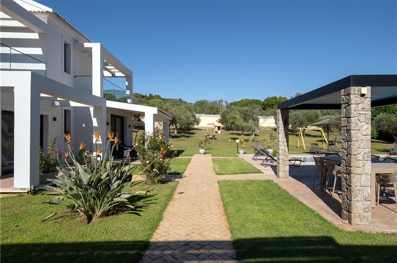 4 bedroom villa with pool, Chalikounas, sleeps 8