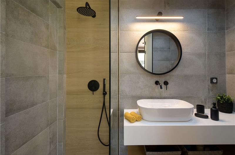 4 bedroom villa with pool, Chalikounas, sleeps 8