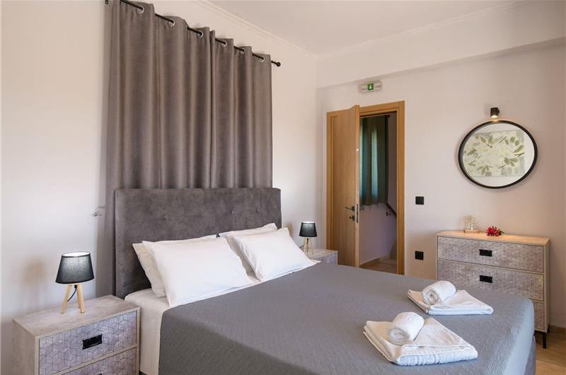 4 bedroom villa with pool, Chalikounas, sleeps 8