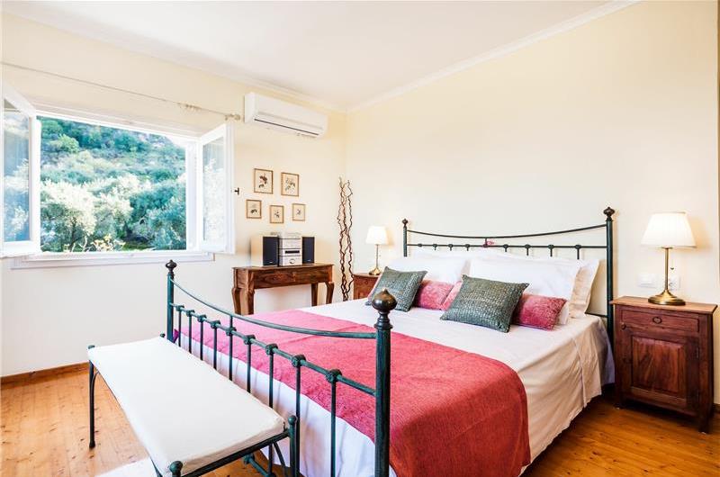 3 bedroom villa with pool & sea & mountain views, Episkepsi, sleeps 7