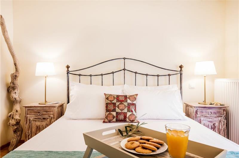 3 bedroom villa with pool & sea & mountain views, Episkepsi, sleeps 7