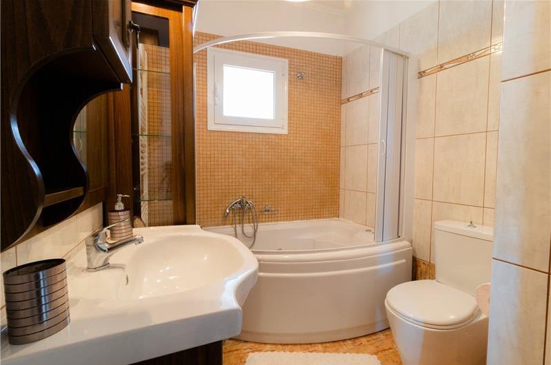 5 bedroom villa with pool, near Acharavi, sleeps 9