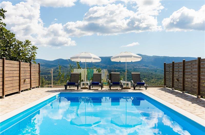 5 bedroom villa with pool, near Acharavi, sleeps 9