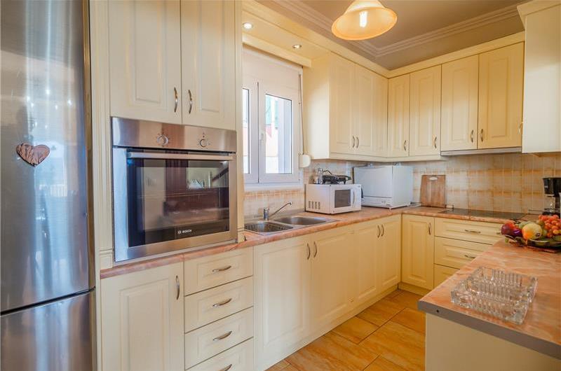 5 bedroom villa with pool, near Acharavi, sleeps 9