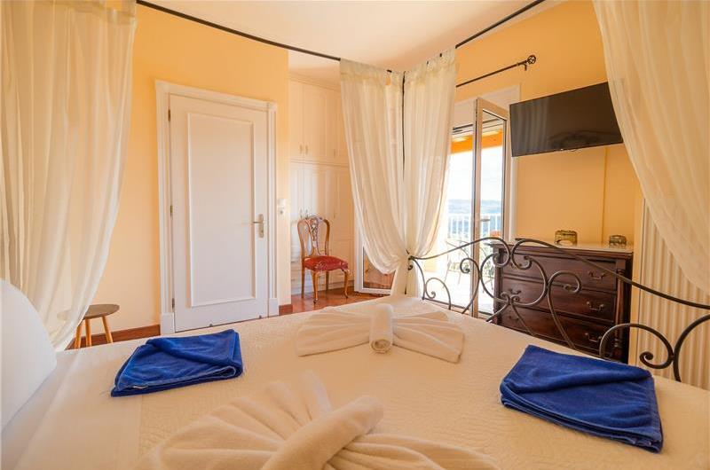 5 bedroom villa with pool, near Acharavi, sleeps 9