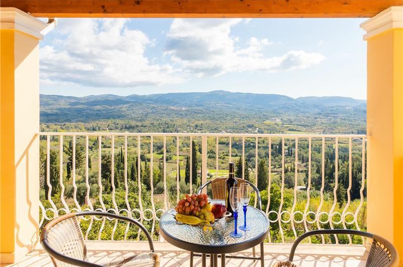 5 bedroom villa with pool, near Acharavi, sleeps 9