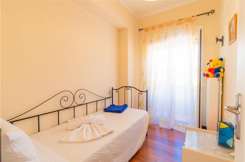 5 bedroom villa with pool, near Acharavi, sleeps 9